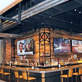 The Brew Brothers features a vast selection of beers, including international best sellers and a variety of locally brewed options. Order your favorite while you catch your favorite team on one of more than 20 TVs throughout the restaurant, including three enormous video walls above the bar.