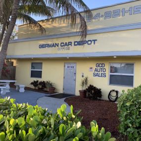 Let German Car Depot handle your German car auto body repair and refinishing needs. We have teamed up with the same reputable auto body shop that we have been recommending to our customers for the past 20 years.
Have your car towed to GERMAN CAR DEPOT anytime 24 hrs. a day. Free towing is available for our Broward County and Miami-Dade County customers with insurance claims. We will pick up your vehicle from any South Florida location or tow yard and bring it to our facility the next day, usuall