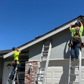 Teamwork for long seamless gutter installation