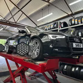 Bild von Spon End Tyres & Service Centre Ltd