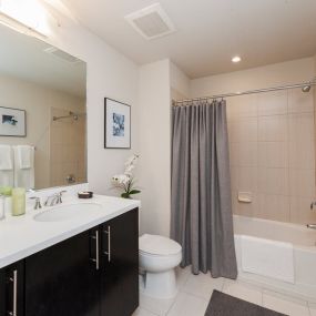 Woodward Apartments Bathroom