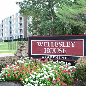 Main Entrance - Wellesley House Apartments