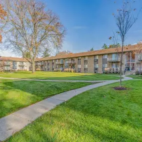 Front Yard at The Ivanhoe Apartments