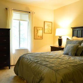 Bedroom - Rossbrooke Apartments & Townhomes