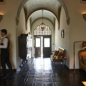 Lobby at Villa Carlotta - Furnished Apartments in Los Angeles, CA 90028
