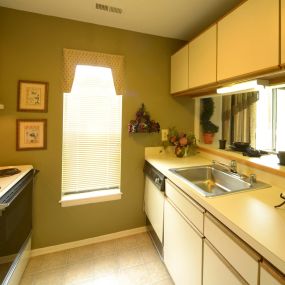 Kitchen - Mountain Ridge Apartments