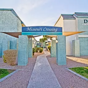 the entrance to mason crossing apartments