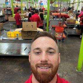 We had a wonderful time volunteering today at the @houstonfoodbank ! Great to see all my fellow State Farm Agents and Team Members coming together to help.. especially after the week we have had here in Houston.