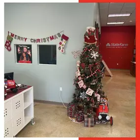 #TeamMagaro is officially in the holiday spirit!
Check out our office decor. We'd love to see yours - drop photos of your space in the comments!