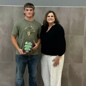 Your Nanette Mulkey State Farm Male Athlete of the Month for August is Morgan Clark!!

Morgan is a two-way player for the Foxes and was responsible for 3 tackles, 1 for loss and 1 QB pressure. On offense, he graded out at 91% against Jourdanton in San Antonio!!

????????????

#mulkeyinsurance
#FoxesFight
#greenandwhite