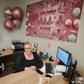 Thanks to my team for making me feel special on bosses day (late post)! I’m thankful for such an awesome team! What you can’t see in this picture is my awesome BOSS QUEEN earrings! My team is awesome! #chelsiefromstatefarm #bossesday