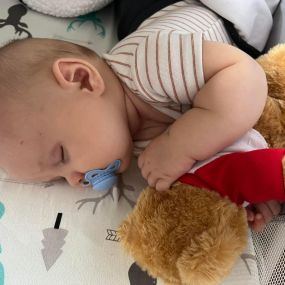 ???? Like a good neighBEAR… ???? to help you sleep.. ????. LOL Grayson fell asleep for a nap earlier snuggling the State Farm bear. ????