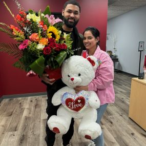 Tatiana’s husband, Franyi, surprised her this evening with this magnificent bouquet and giant bear!