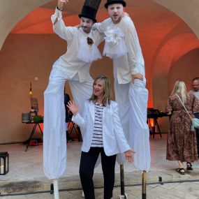 Barri Lynn Hollander with stilt performers