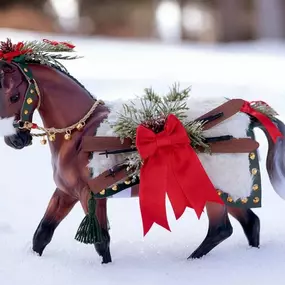 We’ve got our full line of Christmas @breyermodelhorsesofficial in stock! Beautiful details on these holiday horses ????❄️