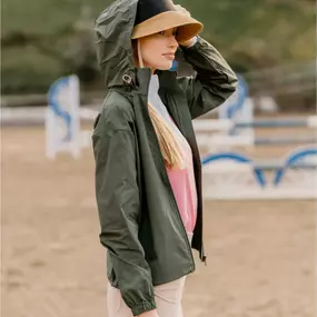 We are loving this new light jacket from @hannahchildslifestyle … prefect for those misty/breezy show days!

????: @hannahchildslifestyle