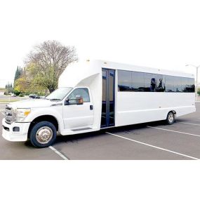 Renta de party bus blanco para 25 personas