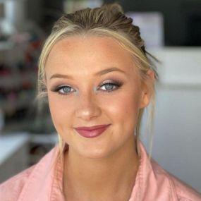 Want to come in for your very own Express Makeover? Give us a call at (301)774-1122 to get started! Try on Summer Color Collection products like Lasting Cheekcolor in Mauve Magic and Lip Pencil Plus in Tender Kiss, both featured in this makeover! Love how @beautybysheryll incorporated blue into her inner corner for a pop of color using Eye Shadow in Turquoise!