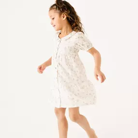 There’s an unspoken law: if a little girl gets a new dress, she must twirl. Dancing is just part of the magic ????