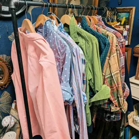 The weather is getting cooler which means our wardrobe is getting cozier! Refresh your closet with some fall fashion from Jackson Square Mall!
Many of our dealers have unique vintage clothing and accessories for men and women! You'll leave our mall looking good, feeling great, and turning heads!