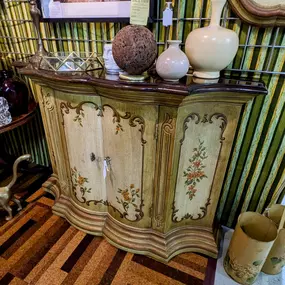 ????️ It's Furniture Friday at Jackson Square Mall! ????️
Explore a treasure trove of unique finds, from vintage furniture to timeless decor, all under one roof. With over 70+ dealers, you're sure to find something that speaks to your style. Whether you're hunting for a statement piece or something with a story, we've got it all!
View our latest additions online ➡️ https://jsqmall.com/collections/furniture