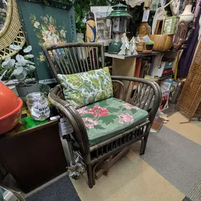 New week, new reasons to redo a room. Vintage chairs, dreamy dressers, and cozy statement pieces just hit the floor at Jackson Square Mall.