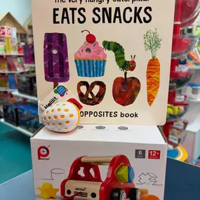 ???????????? Is there a FOODIE in your life with a celebration this weekend? We have JUST the thing! 
This week’s gift guide features some of our fun, food themed gifts with a side of PLAY for each age! Whether it’s a tiny friend just cutting their teeth or a more refined sushi (stuffy!) ✨connoisseur✨ you’re sure to find something that hits the SPOT! ????
???? If you need your gift “to go” don’t forget that we can wrap it up for FREE!  Our Toy Experts are standing by ready to serve YOU! 
***Catc