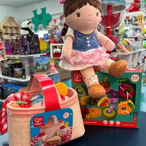 ???????????? Is there a FOODIE in your life with a celebration this weekend? We have JUST the thing! 
This week’s gift guide features some of our fun, food themed gifts with a side of PLAY for each age! Whether it’s a tiny friend just cutting their teeth or a more refined sushi (stuffy!) ✨connoisseur✨ you’re sure to find something that hits the SPOT! ????
???? If you need your gift “to go” don’t forget that we can wrap it up for FREE!  Our Toy Experts are standing by ready to serve YOU! 
***Catc