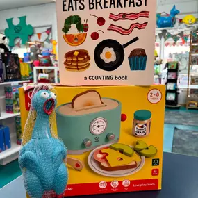 ???????????? Is there a FOODIE in your life with a celebration this weekend? We have JUST the thing! 
This week’s gift guide features some of our fun, food themed gifts with a side of PLAY for each age! Whether it’s a tiny friend just cutting their teeth or a more refined sushi (stuffy!) ✨connoisseur✨ you’re sure to find something that hits the SPOT! ????
???? If you need your gift “to go” don’t forget that we can wrap it up for FREE!  Our Toy Experts are standing by ready to serve YOU! 
***Catc