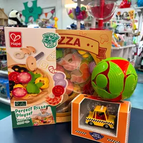 ???????????? Is there a FOODIE in your life with a celebration this weekend? We have JUST the thing! 
This week’s gift guide features some of our fun, food themed gifts with a side of PLAY for each age! Whether it’s a tiny friend just cutting their teeth or a more refined sushi (stuffy!) ✨connoisseur✨ you’re sure to find something that hits the SPOT! ????
???? If you need your gift “to go” don’t forget that we can wrap it up for FREE!  Our Toy Experts are standing by ready to serve YOU! 
***Catc