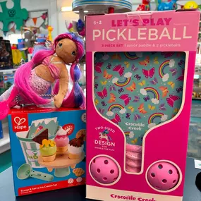 ???????????? Is there a FOODIE in your life with a celebration this weekend? We have JUST the thing! 
This week’s gift guide features some of our fun, food themed gifts with a side of PLAY for each age! Whether it’s a tiny friend just cutting their teeth or a more refined sushi (stuffy!) ✨connoisseur✨ you’re sure to find something that hits the SPOT! ????
???? If you need your gift “to go” don’t forget that we can wrap it up for FREE!  Our Toy Experts are standing by ready to serve YOU! 
***Catc