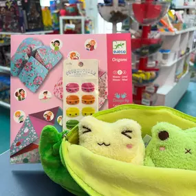 ???????????? Is there a FOODIE in your life with a celebration this weekend? We have JUST the thing! 
This week’s gift guide features some of our fun, food themed gifts with a side of PLAY for each age! Whether it’s a tiny friend just cutting their teeth or a more refined sushi (stuffy!) ✨connoisseur✨ you’re sure to find something that hits the SPOT! ????
???? If you need your gift “to go” don’t forget that we can wrap it up for FREE!  Our Toy Experts are standing by ready to serve YOU! 
***Catc