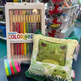 ???????????? Is there a FOODIE in your life with a celebration this weekend? We have JUST the thing! 
This week’s gift guide features some of our fun, food themed gifts with a side of PLAY for each age! Whether it’s a tiny friend just cutting their teeth or a more refined sushi (stuffy!) ✨connoisseur✨ you’re sure to find something that hits the SPOT! ????
???? If you need your gift “to go” don’t forget that we can wrap it up for FREE!  Our Toy Experts are standing by ready to serve YOU! 
***Catc