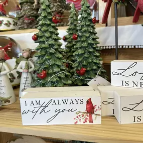 ???? Cardinals symbolize hope, love, and remembrance, making them a perfect addition to your holiday home. Whether you’re decorating or gift-giving, these vibrant red accents are sure to warm the heart. Visit 39 North Home & Gift today to explore our unique collection! ???? ????