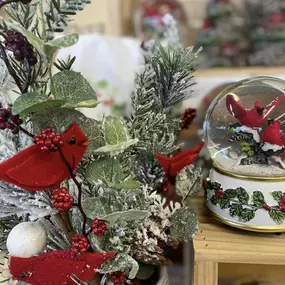 ???? Cardinals symbolize hope, love, and remembrance, making them a perfect addition to your holiday home. Whether you’re decorating or gift-giving, these vibrant red accents are sure to warm the heart. Visit 39 North Home & Gift today to explore our unique collection! ???? ????