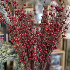 ???? Cardinals symbolize hope, love, and remembrance, making them a perfect addition to your holiday home. Whether you’re decorating or gift-giving, these vibrant red accents are sure to warm the heart. Visit 39 North Home & Gift today to explore our unique collection! ???? ????