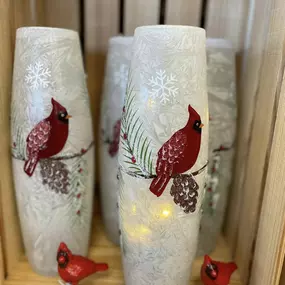 ???? Cardinals symbolize hope, love, and remembrance, making them a perfect addition to your holiday home. Whether you’re decorating or gift-giving, these vibrant red accents are sure to warm the heart. Visit 39 North Home & Gift today to explore our unique collection! ???? ????