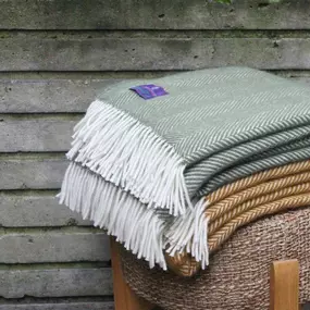 Southampton Home Presents a collection of 100% Pure New Wool Blankets destined to become a favorite. Durable Wool Blanket measures 59