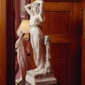 Interior photo of statue at Larkin Mortuary, 260 E S Temple St, Salt Lake City, UT 84111

Telephone: (801) 363-5781