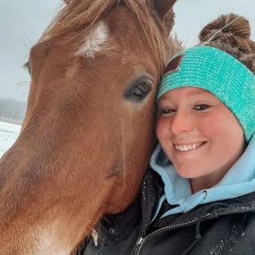 Snow, wind, ice, rain ☃️...chores have to be done in all kinds of weather to keep the horses and other farm animals fed and cared for! Luckily Kellie had help from Hunter & River (and Sailor cooperated for some selfies!)