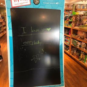 ???? Have you seen the giant boogie board the Geppetto’s @shopflowerhill ? Someone left a sweet note for us all ????
????The note says “I love you everybudy”