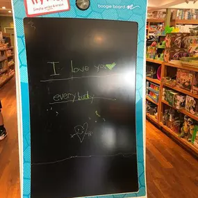 ???? Have you seen the giant boogie board the Geppetto’s @shopflowerhill ? Someone left a sweet note for us all ????
????The note says “I love you everybudy”