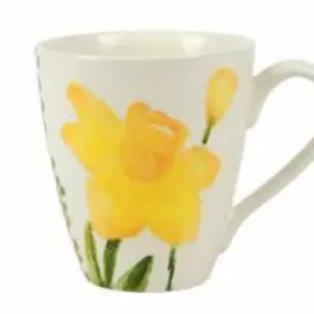 Featuring a delicate daffodil design, this mug is perfect for coffee and tea drinkers alike. Its 4.25