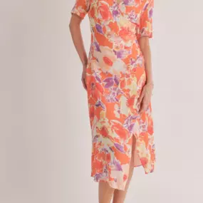 SHORT SLEEVE V NECK MIDI FAUX WRAP MIDI DRESS WITH SIDE BUTTON DETAIL AND SIDE SLIT AVAILABLE IN A RED FLORAL PATTERN