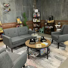 ????☕ Our store now has a nice and relaxing little coffee nook! Grab a seat and enjoy a cozy cup on us while shopping. We want to create the best bird store experience we can, we hope to see you stop on by ????