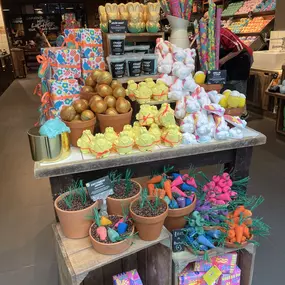 Easter is here! We keep everything that's popular right now on our front table and it's the season of Spring and joy at Lush Southampton. We don't want you to hunt too hard for these golden egg treats!