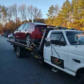 When you need tractor towing in Kennesaw, GA, G&C Towing Services is your go-to provider for heavy-duty towing solutions. Specializing in large vehicle towing, we have the expertise and equipment to handle your tractor with the utmost care and professionalism. Our skilled technicians are trained to manage even the most challenging towing situations, ensuring your equipment is transported safely and efficiently. Available 24/7, we offer fast response times and competitive pricing, making us the r