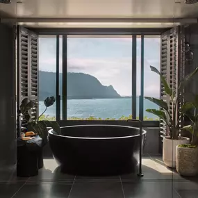 Napali Penthouse Suite Soaking Tub and Separate Rain Shower