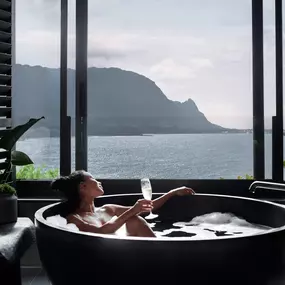 Napali Penthouse Suite Soaking Tub View