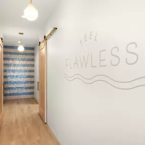 SUGARED + BRONZED Newport Beach Feel Flawless hallway